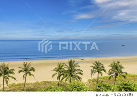 ベトナム・ダナン 青い海の広がるミーケービーチの景観 92525898