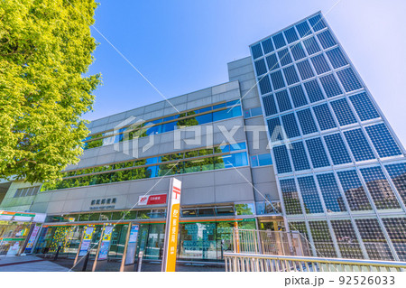 日本の横浜都市景観 地下鉄　センター南駅前の都筑郵便局などを望む 92526033