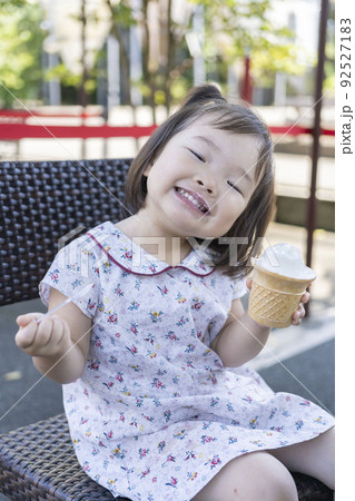 笑顔で幸せそうにアイスを食べる幼児 笑顔で幸せそうにアイスを食べる幼児 92527183