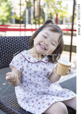 笑顔で幸せそうにアイスを食べる幼児 笑顔で幸せそうにアイスを食べる幼児 92527184