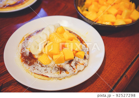 カットマンゴーとバナナのトロピカル ホットケーキ パンケーキ 92527298