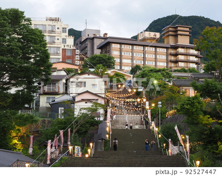 伊香保温泉　夕暮れの石段街入口 92527447