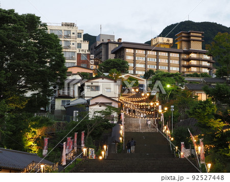伊香保温泉　夕暮れの石段街入口 92527448