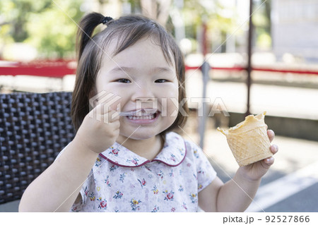 アイスクリームを美味しそうに食べる幼児 アイスクリームを美味しそうに食べる幼児 92527866