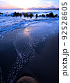 渚に夕日が映る茅ヶ崎海岸の夕景 92528605
