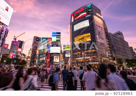 《東京都》渋谷駅前・スクランブル交差点 92528963