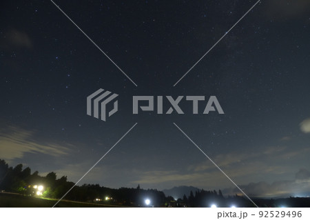北杜市白州町、夏の夜空星空。北極星を中心に対峙する北斗七星とカシオペヤ 92529496