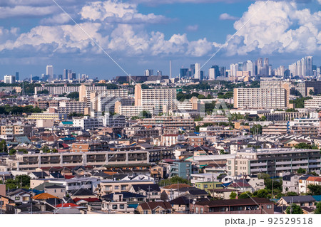 《東京都》夏空の都市風景・都心の摩天楼と住宅街 92529518