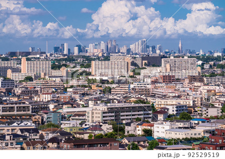 《東京都》夏空の都市風景・都心の摩天楼と住宅街 92529519