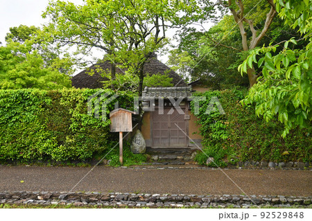 初夏に歩く京都市嵯峨野の開門前の落柿舎 92529848
