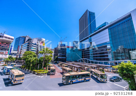 日本の横浜都市景観 7月、第7波BA.5感染爆発…通勤バスなどで混雑する横浜駅を望む…＝7月25日 92531268