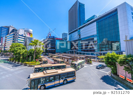 日本の横浜都市景観 7月、第7波BA.5感染爆発…通勤バスなどで混雑する横浜駅を望む…=7月25日 日本の横浜都市景観 7月、第7波BA.5感染爆発…通勤バスなどで混雑する横浜駅を望む…=7月25日 92531270