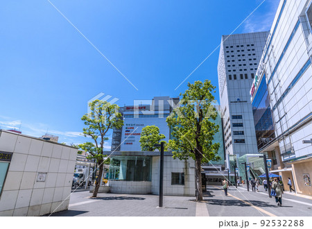 日本の川崎都市景観　川崎駅前の人気スポット・カワスイ川崎水族館などを望む 92532288
