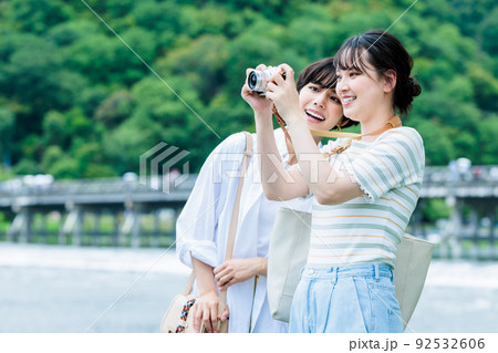 女子旅でカメラを持って観光する若い女性 92532606