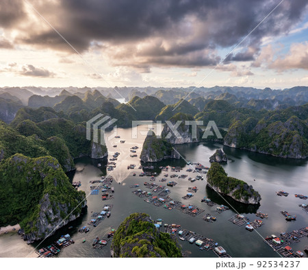 Floating fishing village and rock island in " Lan Ha " Bay, Vietnam, Southeast Asia 92534237