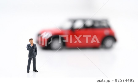 車について考える男性 物価高騰 原油価格 車について考える男性 物価高騰 原油価格 92534495