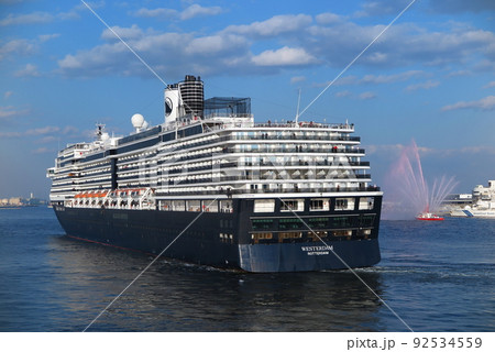 神戸港を出港する、クルーズ客船「ウェステルダム」後方から 神戸港を出港する、クルーズ客船「ウェステルダム」後方から 92534559