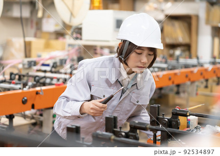 工場で働く女性　汎用イメージ 92534897