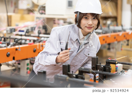工場で働く女性　汎用イメージ 92534924