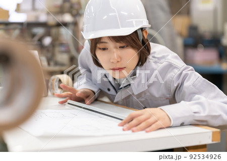 工場で働く女性　汎用イメージ 92534926