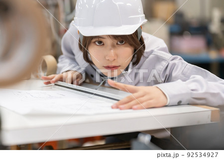 工場で働く女性　汎用イメージ 92534927