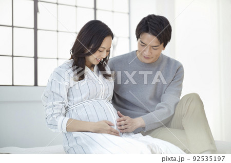 妊婦　夫婦　カップル　マタニティ　会話　笑顔 92535197