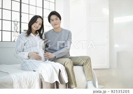 妊婦 夫婦 カップル マタニティ 会話 笑顔 妊婦 夫婦 カップル マタニティ 会話 笑顔 92535205