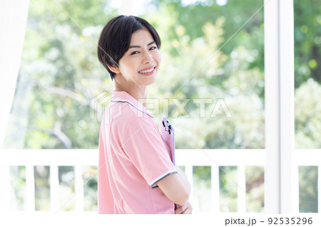 女性介護士のポートレート 92535296