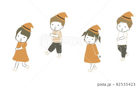 ハロウィンの衣装を着て歩く笑顔の子どもたち ハロウィンの衣装を着て歩く笑顔の子どもたち 92535423