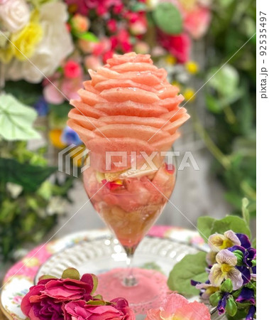 桃で作った薔薇パフェ 92535497
