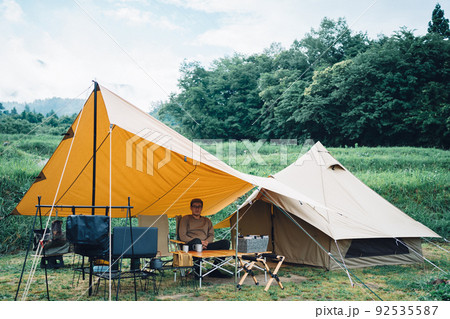森の中にキャンプに行って休む日本人男性(困る) 森の中にキャンプに行って休む日本人男性(困る) 92535587