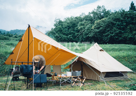 キャンプの片付けをする日本人男性（アウトドア） 92535592