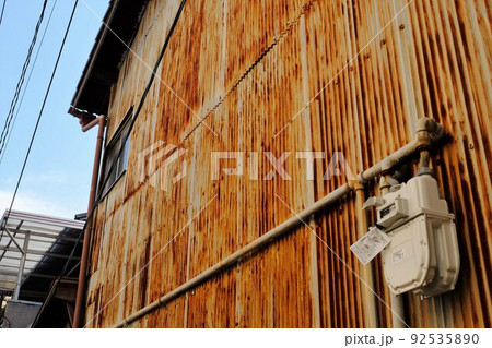 茶色く錆びたトタンの壁 92535890