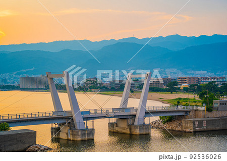 兵庫県　香櫨園　御前浜橋と御前浜公園　夕焼け 92536026