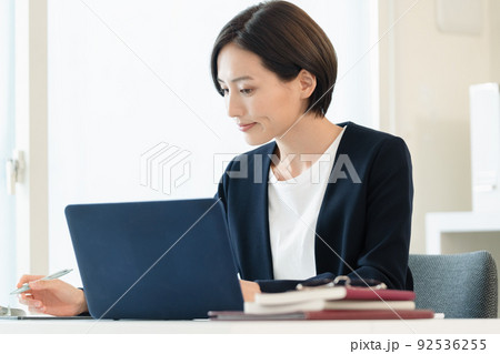パソコンに向かうキャリア女性 92536255