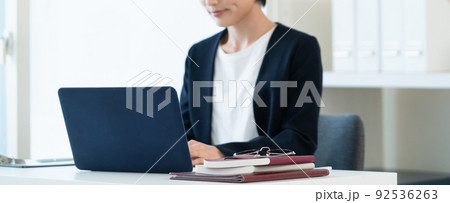 パソコンに向かうキャリア女性 パソコンに向かうキャリア女性 92536263