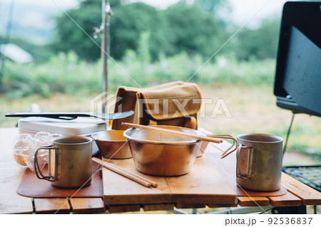 キャンプ場でのキャンプ飯・食器ステンレス（アウトドア） 92536837