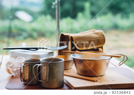 キャンプ場でのキャンプ飯・食器ステンレス（アウトドア） 92536843