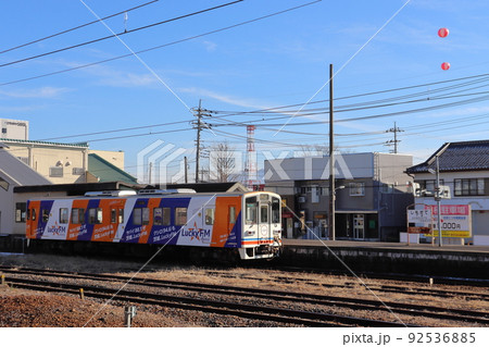 ラッピング広告列車とアドバルーン（関東鉄道 常総線 下館駅） 92536885