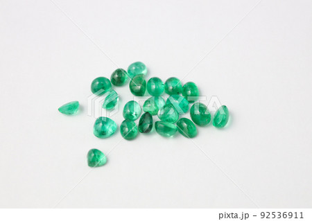 まとまったエメラルド 92536911