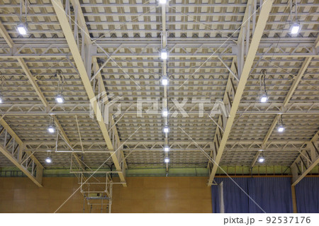 ライトが灯っている体育館の天井の画像 ライトが灯っている体育館の天井の画像 92537176