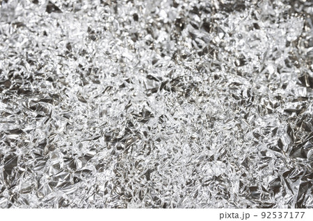 でこぼこした銀色の背景素材 でこぼこした銀色の背景素材 92537177