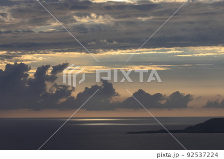自然　風景　梅雨明け間近の石垣島。夕方、南西方向から次々と低い雲が流れてきます 92537224