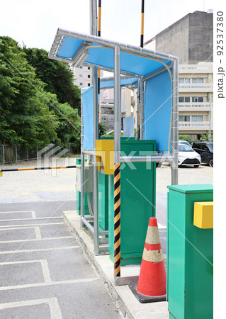 街の中にあるゲート式のコインパーキング 92537380