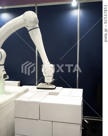 協働ロボットによる荷物の運搬 協働ロボットによる荷物の運搬 92537851