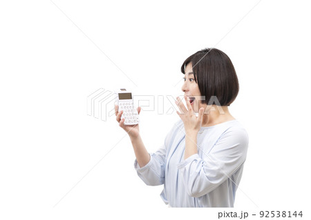 電卓を見て驚く若い女性 92538144