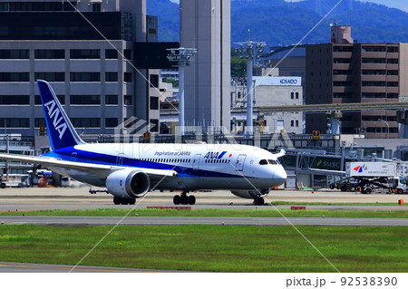 大阪国際空港　離着陸する旅客機 92538390