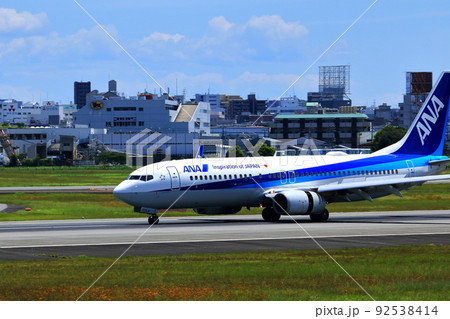 大阪国際空港　離着陸する旅客機 92538414