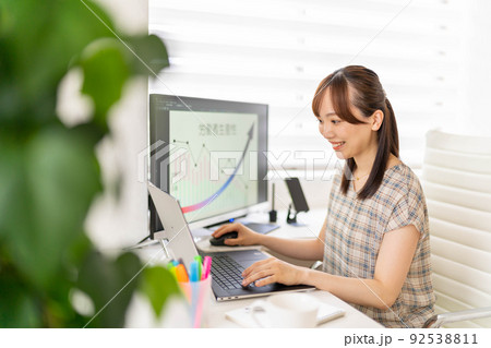 在宅ワークの若い女性エンジニア　生産性向上　効率化　グラフ 92538811