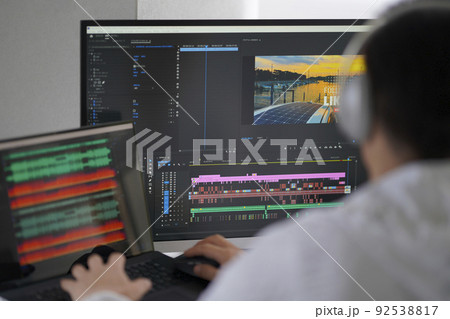 動画・映像クリエイター 男性　ノートパソコン　オーディオ編集　音声編集　ノイズ除去　ヘッドフォン 92538817